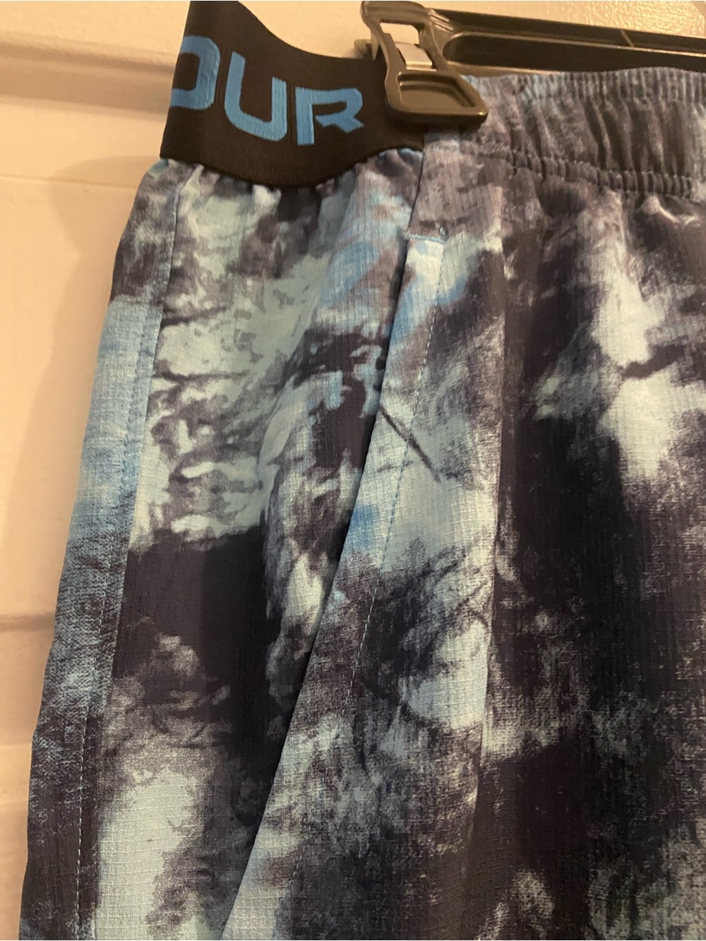 Under Armour Large L Men’s Blue and Black Tie-Dye Performance Shorts - Picture 2 of 6